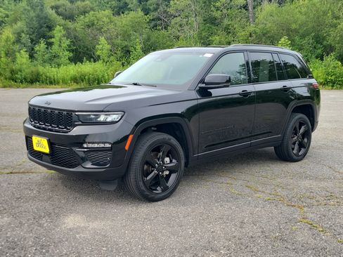 Used 2023 Jeep Grand Cherokee Limited w/ Black Appearance Package AWD/4WD image 1
