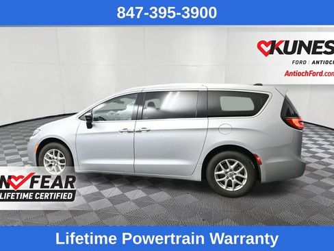 Used 2024 Chrysler Pacifica Touring-L image 6