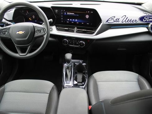 Used 2025 Chevrolet Trax LT FWD image 14
