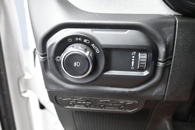 Used 2025 Jeep Wrangler Unlimited Sahara AWD/4WD image 32