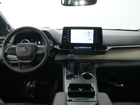 Used 2023 Toyota Sienna Platinum image 17