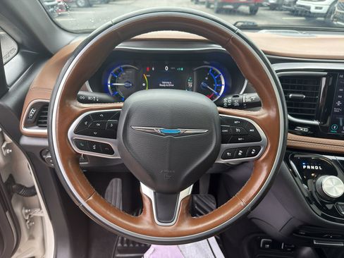 Used 2020 Chrysler Pacifica Limited w/ Advanced Safetytec Group FWD image 7