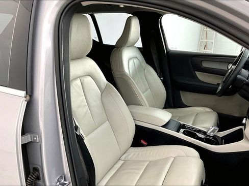Used 2023 Volvo XC40 B5 Plus image 10