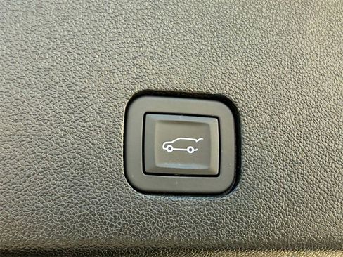 Used 2025 Cadillac XT6 Premium Luxury image 18