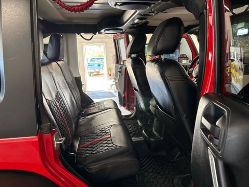 Used 2014 Jeep Wrangler Unlimited Rubicon w/ Connectivity Group AWD/4WD image 40