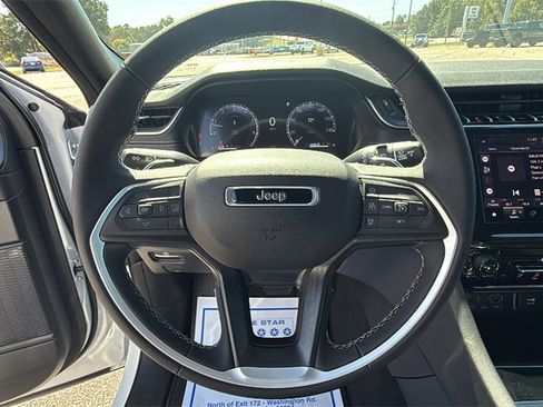 New 2025 Jeep Grand Cherokee Laredo image 21