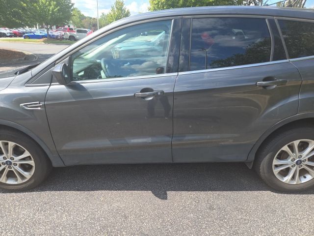 Used 2019 Ford Escape SE FWD image 2