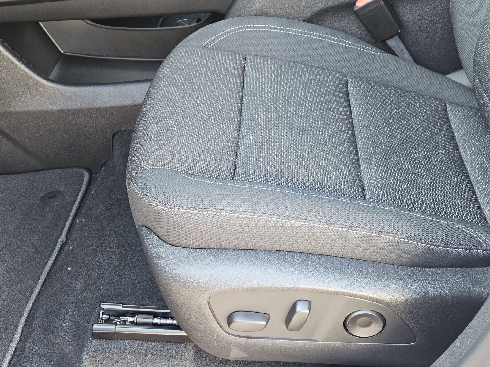 New 2027 Chevrolet Traverse LT FWD image 24