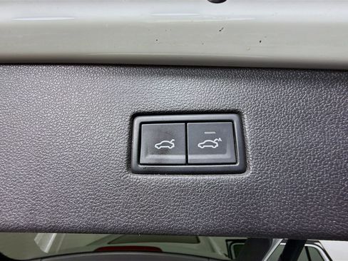 Used 2018 Volkswagen Tiguan SEL Premium image 42