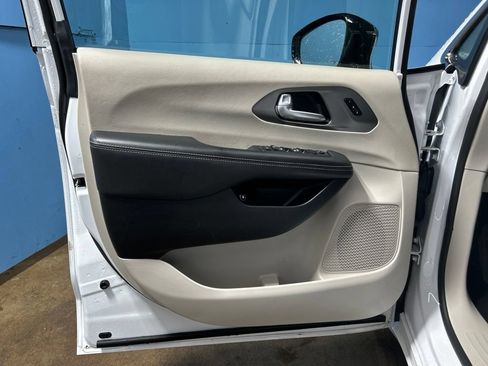 Used 2024 Chrysler Pacifica Limited FWD image 31