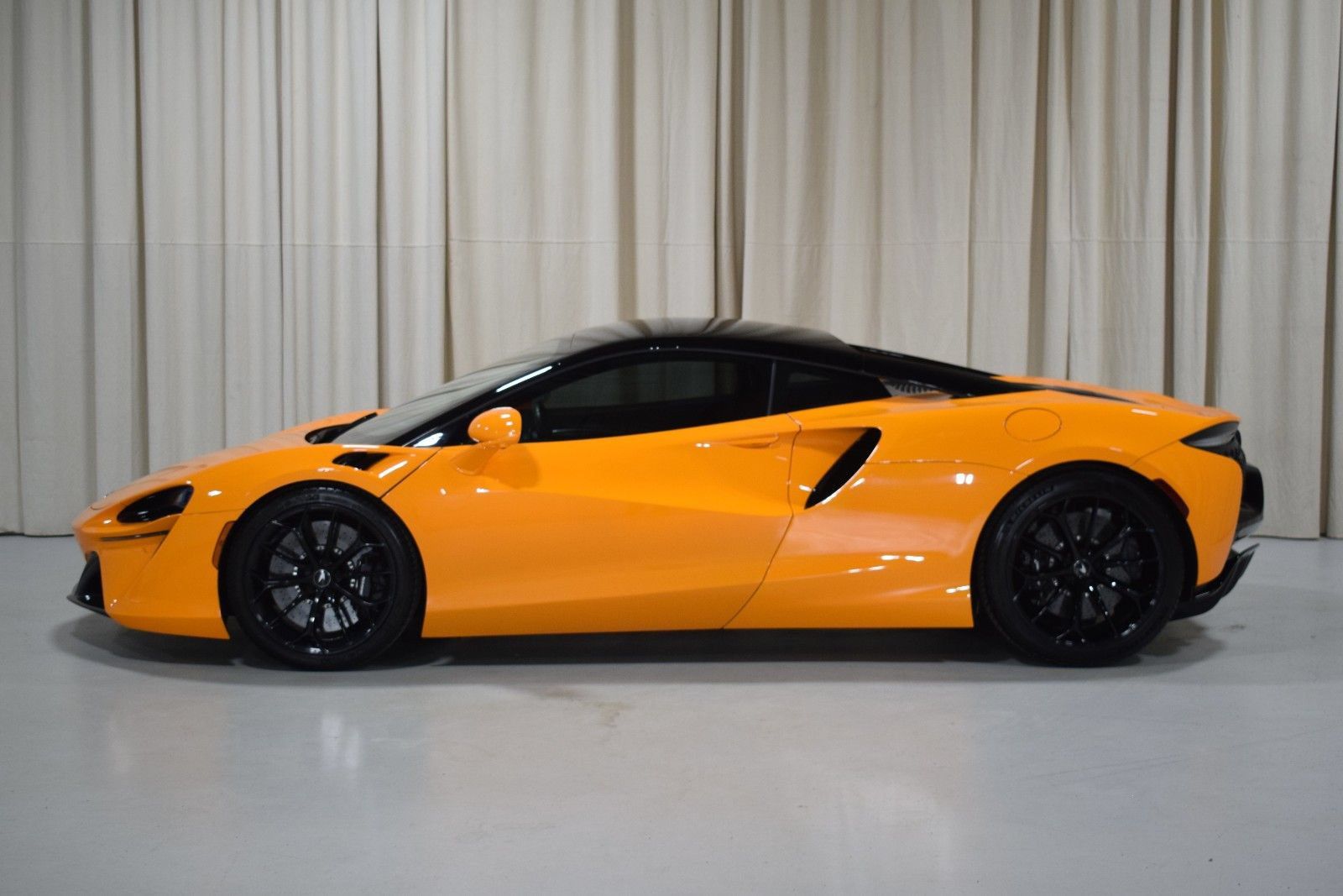 Used 2024 McLaren Artura RWD image 4
