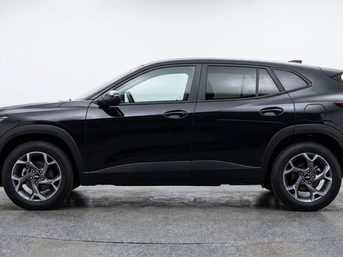 Used 2025 Chevrolet Trax LT FWD image 3