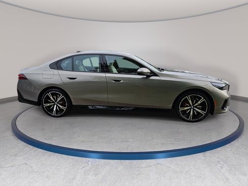 New 2026 BMW 530i xDrive w/ M Sport Package AWD/4WD image 4