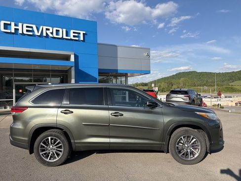 Used 2017 Toyota Highlander XLE AWD/4WD image 3