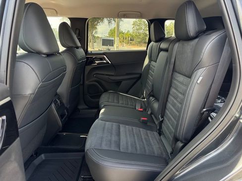 New 2025 Mitsubishi Outlander SE image 15