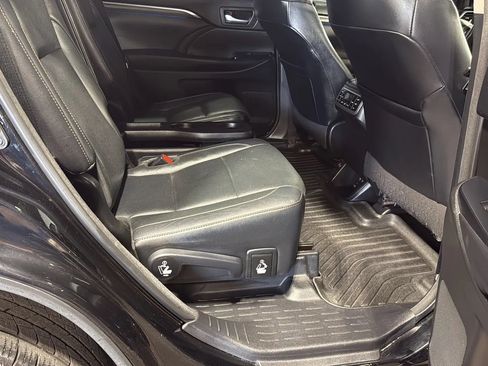 Used 2018 Toyota Highlander Limited Platinum AWD/4WD image 13