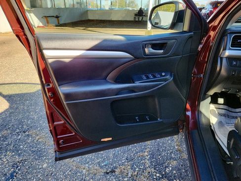 Used 2018 Toyota Highlander XLE image 11