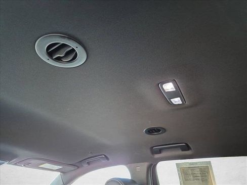 Used 2022 Chevrolet Traverse LT FWD image 16