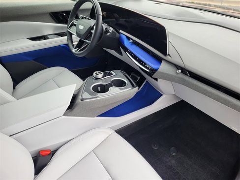 Used 2025 Cadillac Optiq Luxury 1 image 17