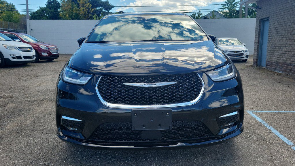 Used 2026 Chrysler Pacifica Limited FWD image 3