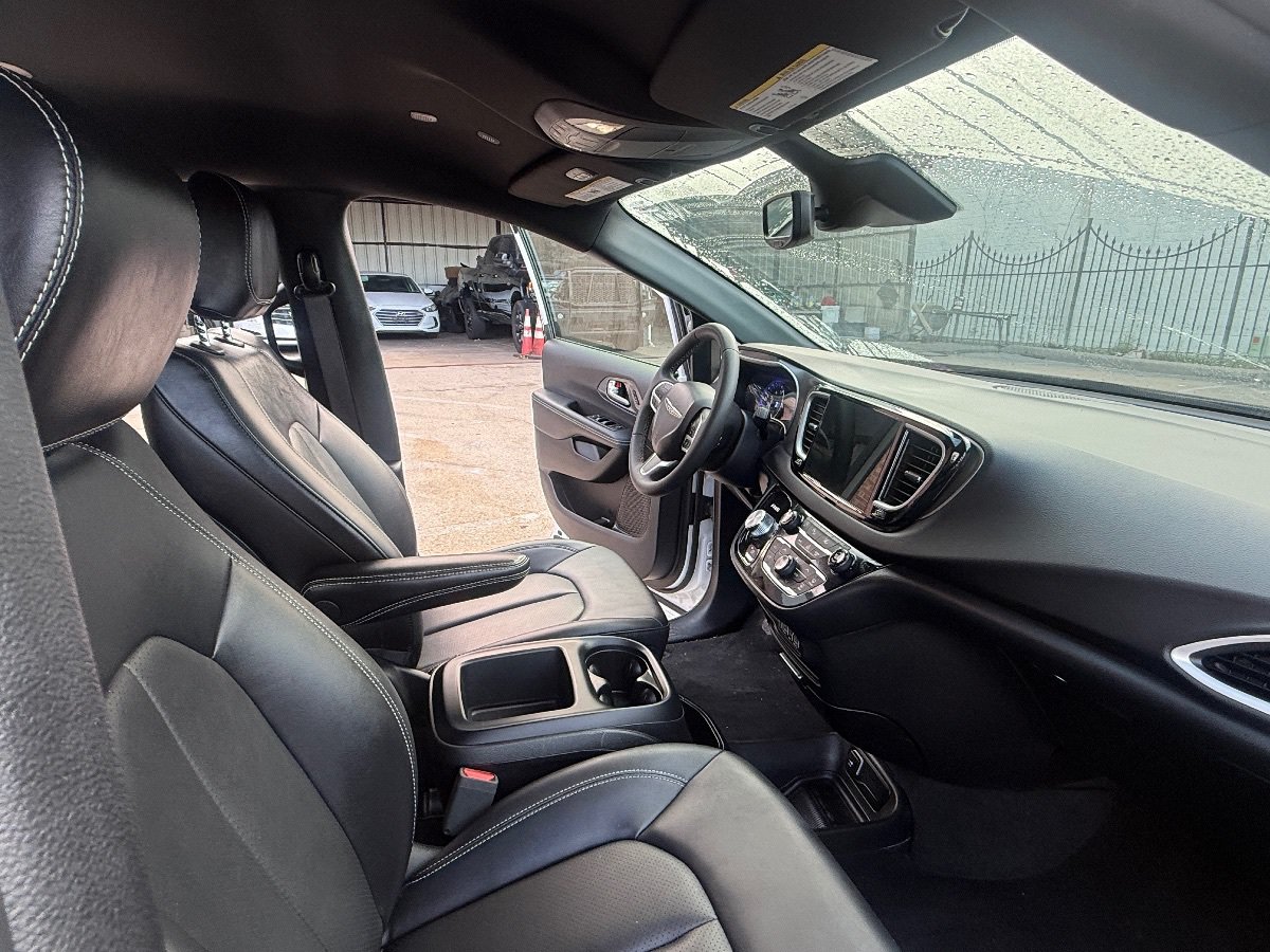 Used 2025 Chrysler Pacifica Select FWD image 14