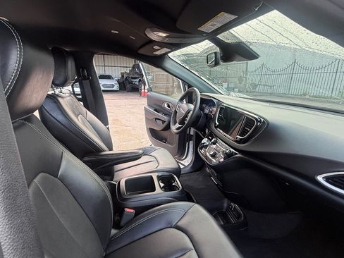 Used 2025 Chrysler Pacifica Select FWD image 14