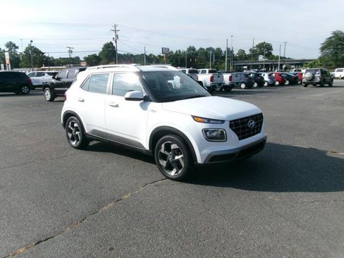 Used 2025 Hyundai Venue SEL FWD image 4