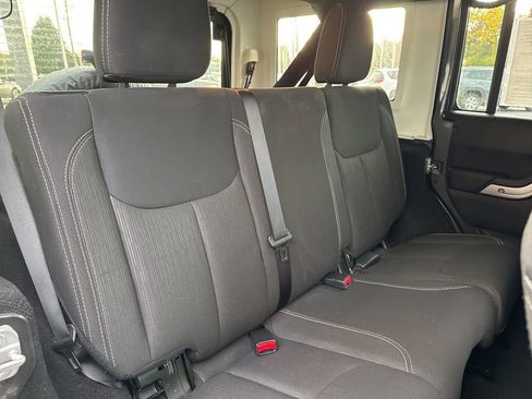 Used 2018 Jeep Wrangler Unlimited Sahara image 22