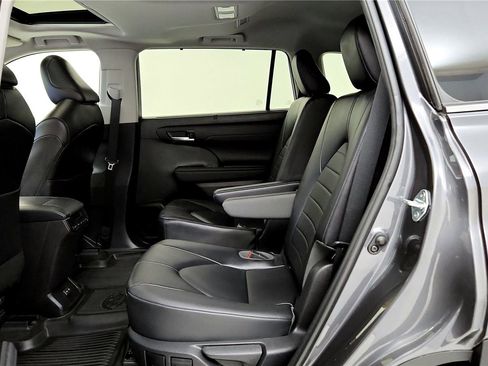 Certified 2023 Toyota Highlander XLE image 33