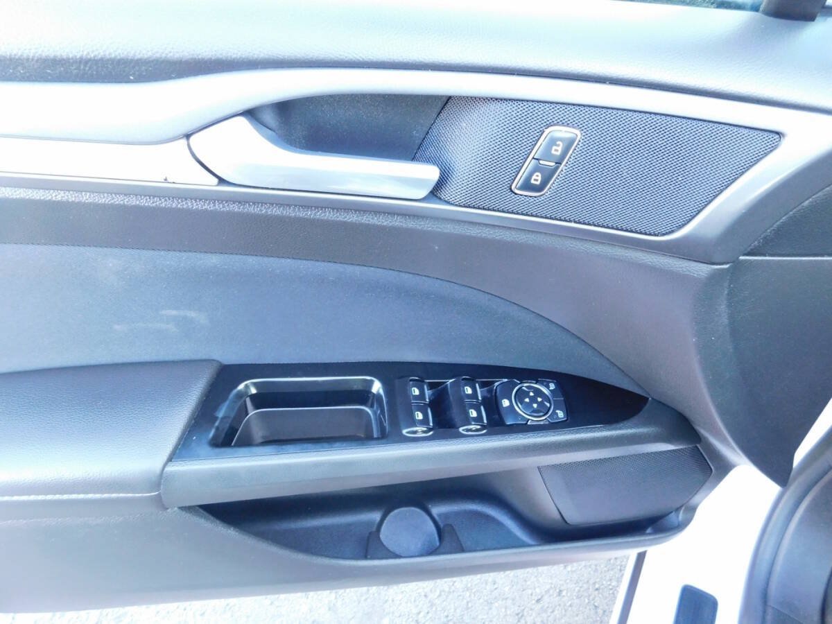 Used 2013 Ford Fusion SE FWD image 18