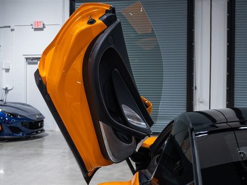Used 2023 McLaren GT RWD image 22