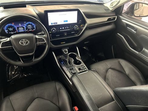 Used 2025 Toyota Highlander Platinum AWD/4WD image 24