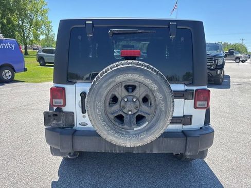 Used 2018 Jeep Wrangler Sport w/ Connectivity Group AWD/4WD image 3