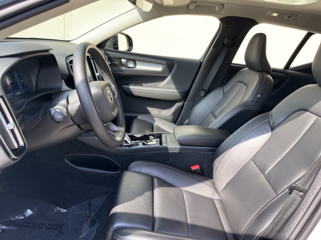 Used 2025 Volvo XC40 B5 Ultra AWD/4WD image 5