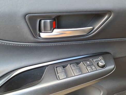 Certified 2023 Toyota Venza XLE image 13