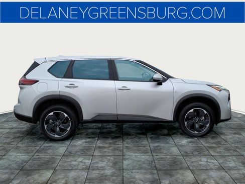 Used 2025 Nissan Rogue SV image 2