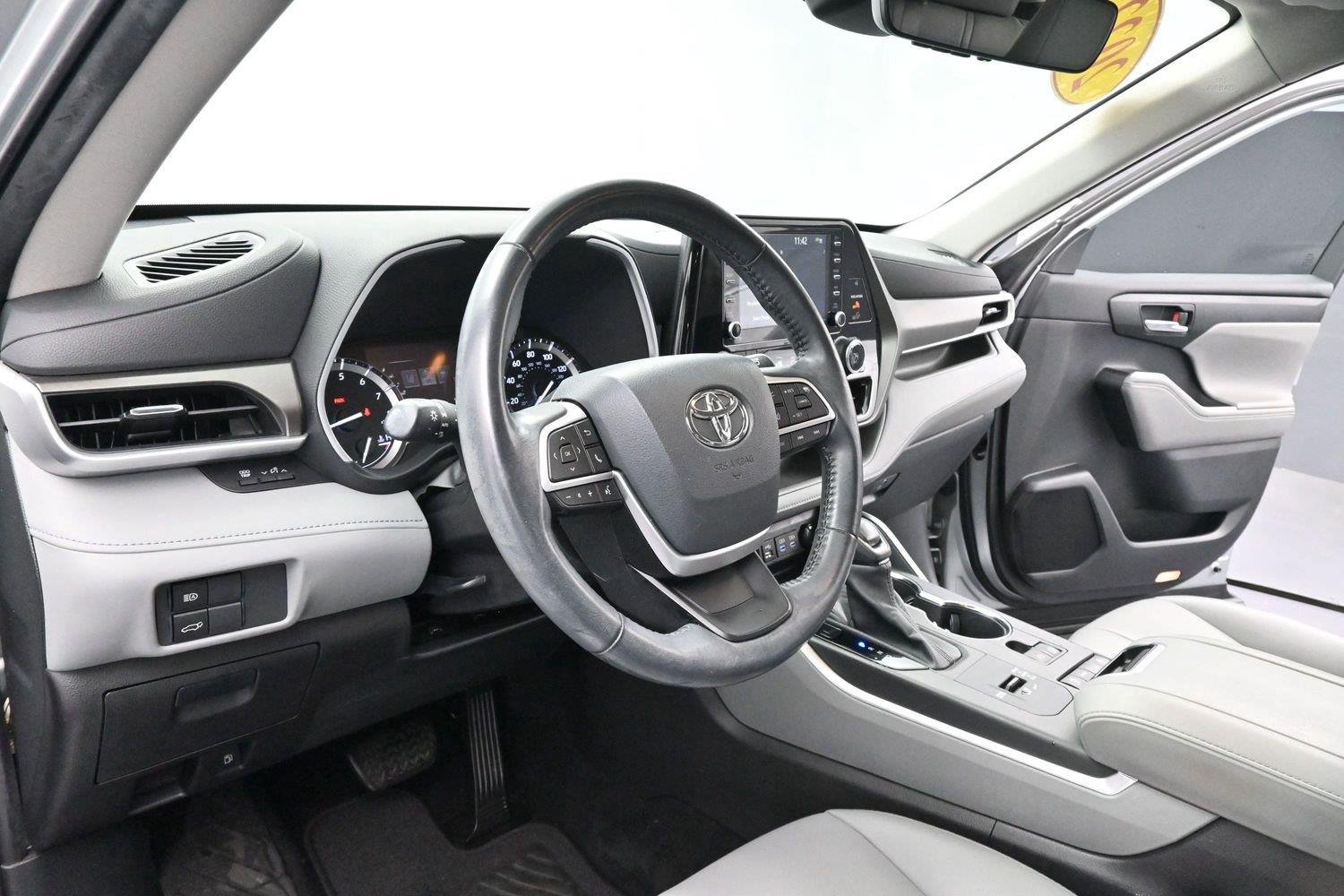 Used 2022 Toyota Highlander XLE FWD image 16
