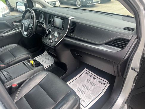 Used 2019 Toyota Sienna SE w/ SE Preferred Package FWD image 23