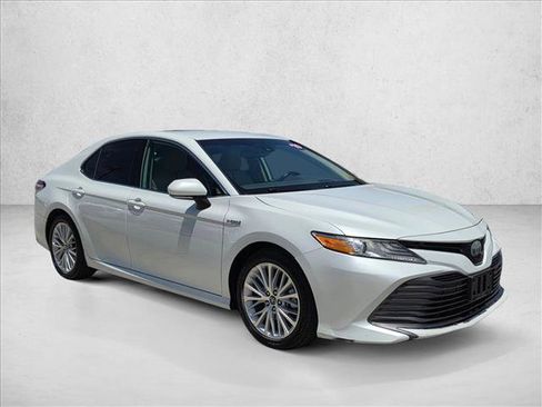 Used 2019 Toyota Camry XLE FWD image 3