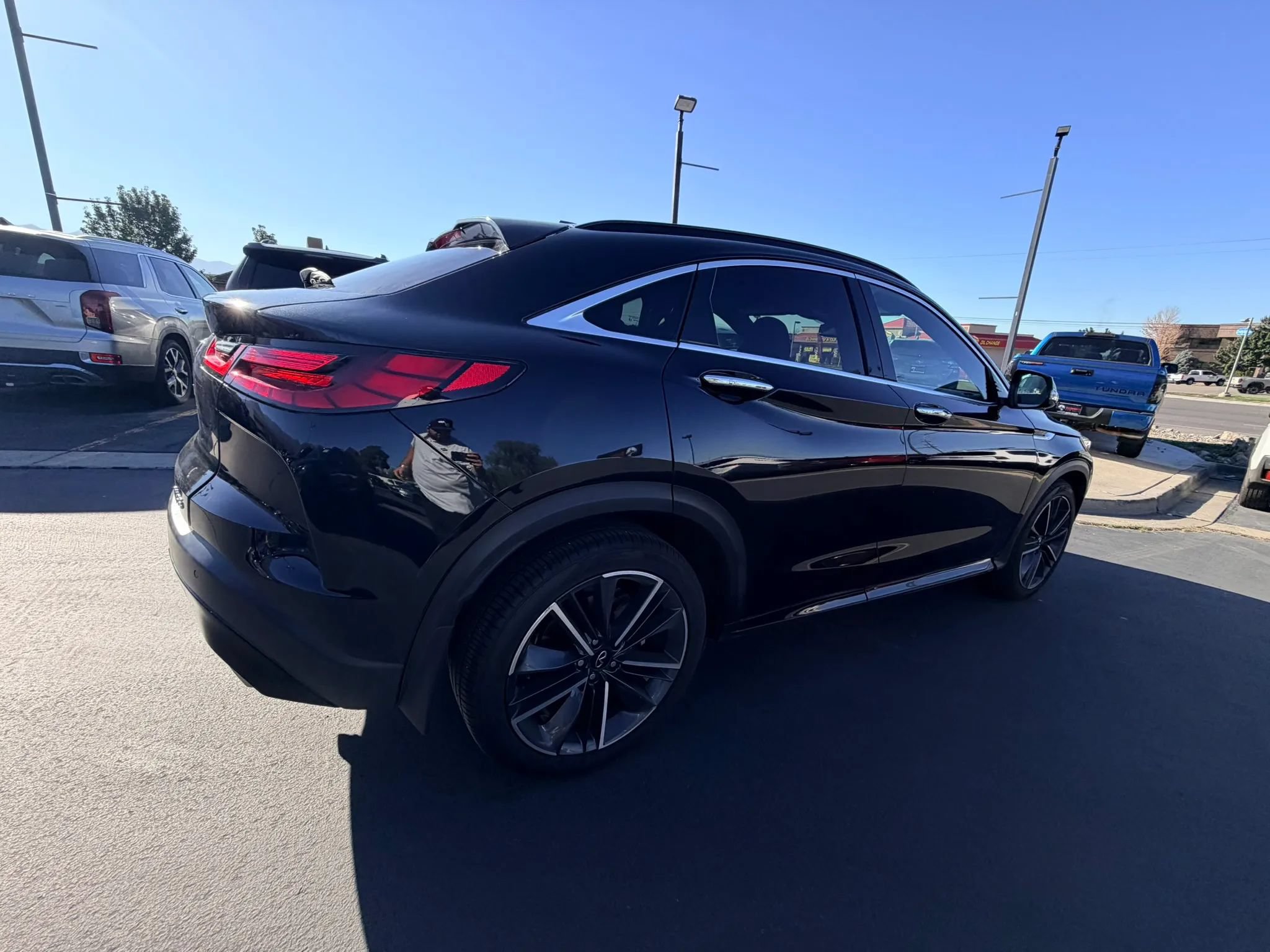 Used 2023 INFINITI QX55 Sensory w/ Lighting Package AWD/4WD image 3