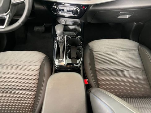 Used 2025 Chevrolet Trax LT w/ LT Convenience Package image 17