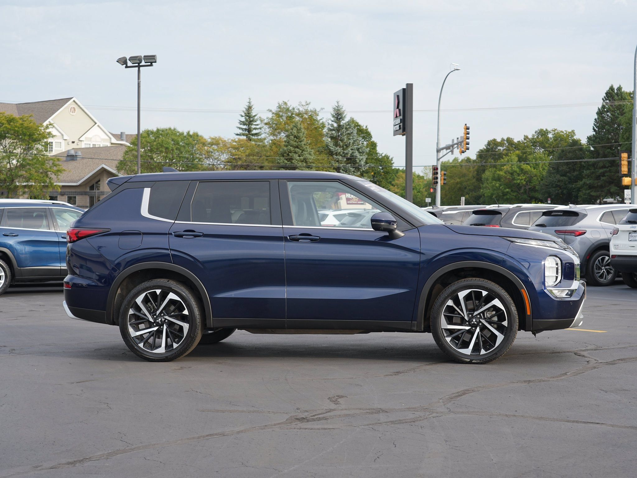 Used 2024 Mitsubishi Outlander SE AWD/4WD image 2
