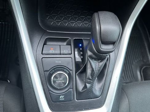 Used 2022 Toyota RAV4 LE image 17
