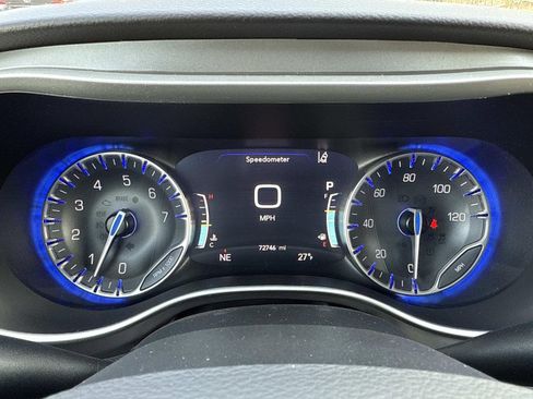 Used 2022 Chrysler Pacifica Touring-L image 17