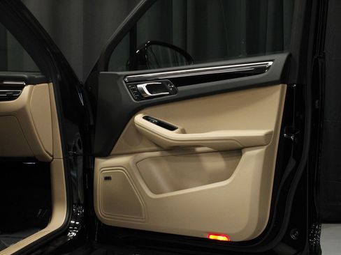 Certified 2025 Porsche Macan AWD/4WD image 24
