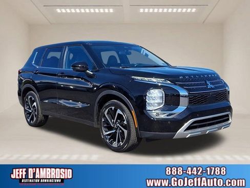 Used 2022 Mitsubishi Outlander SE image 1