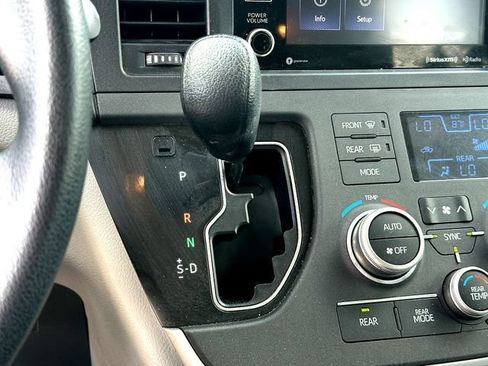 Used 2020 Toyota Sienna LE FWD image 16