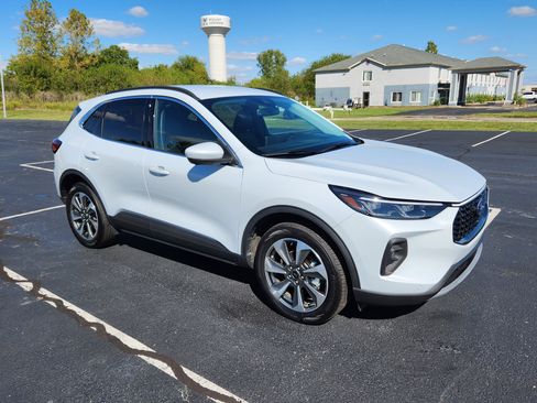 Used 2025 Ford Escape Platinum w/ Premium Technology Package image 9