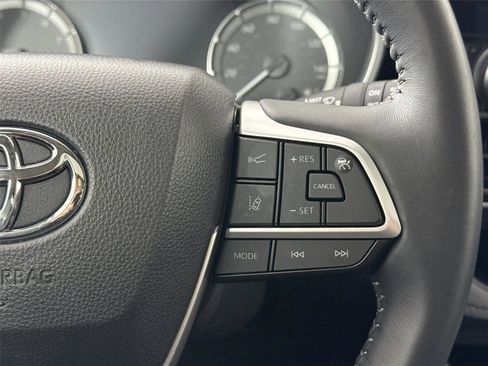 Certified 2025 Toyota Highlander XLE image 20