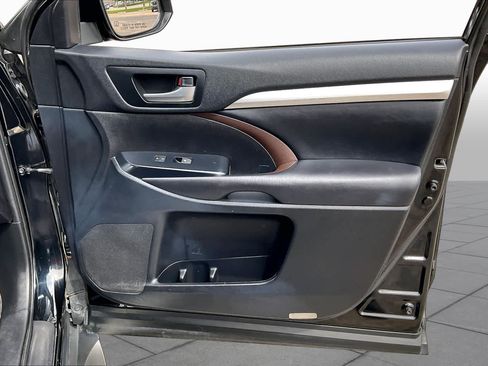 Used 2019 Toyota Highlander XLE FWD image 23